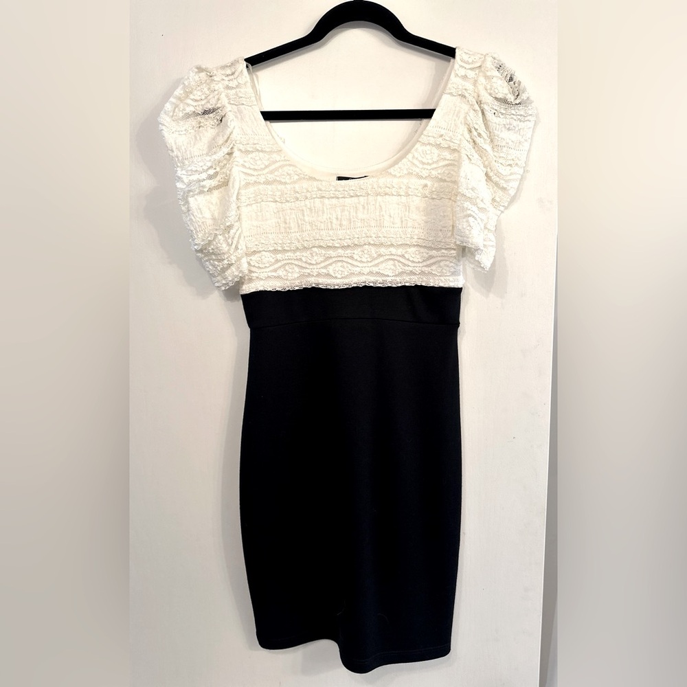 Soprano medium dress in lacy white and black